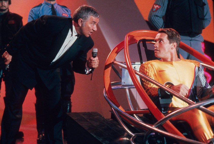THE RUNNING MAN, from left, Richard Dawson, Arnold Schwarzenegger, 1987. TriStar Pictures / courtesy Everett Collection Ref:MSDRUMA TR001 PUBLICATIONxINxGERxSUIxAUTxONLY Copyright: xx MSDRUMA TR001 THE RUNNING MAN, from left, Richard Dawson, Arnold Schwarzenegger, 1987. TriStar Pictures / courtesy Everett Collection Ref:MSDRUMA TR001 PUBLICATIONxINxGERxSUIxAUTxONLY Copyright: xx MSDRUMA TR001