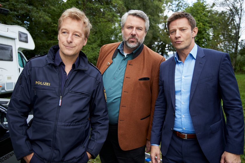 "Die Rosenheim-Cops 19. Staffel": Polizeihauptmeister Mohr (Max Müller), Kommissar Anton Stadler (Dieter Fischer, M.) und Kommissar Sven Hansen (Igor Jefti?, r.) haben bisher noch jeden Fall gelöst. "Die Rosenheim-Cops 19. Staffel": Polizeihauptmeister Mohr (Max Müller), Kommissar Anton Stadler (Dieter Fischer, M.) und Kommissar Sven Hansen (Igor Jefti?, r.) haben bisher noch jeden Fall gelöst.