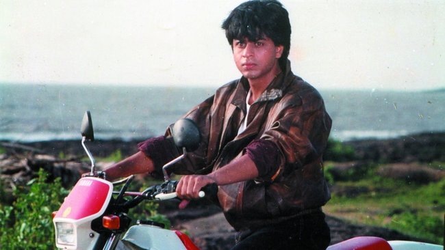 Shah Rukh Khan in seinem Spielfilmdebüt.