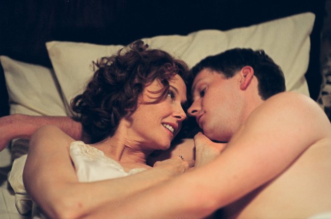 Noch ahnt Julia Lambert (Annette Bening) nicht, was Tom (Shaun Evans) im Schilde führt.