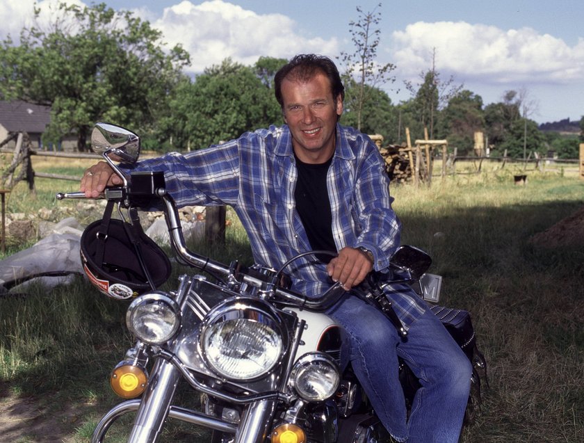 EIN BAYER AUF RüGEN / Allein gegen alle D 1992 / Wigbert Wicker Mit der Harley durch Rügen: WOLFGANG FIEREK (als Valentin Gruber) 36850 / Überschrift: EIN BAYER AUF RüGEN / D 1992 Copyright: KPA !AUFNAHMEDATUM GESCHÄTZT! UnitedArchives00650557 EIN BAYER AUF RüGEN / Allein gegen alle D 1992 / Wigbert Wicker Mit der Harley durch Rügen: WOLFGANG FIEREK (als Valentin Gruber) 36850 / Überschrift: EIN BAYER AUF RüGEN / D 1992 Copyright: KPA !AUFNAHMEDATUM GESCHÄTZT! UnitedArchives00650557