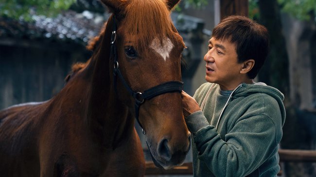 Lao (Jackie Chan) mit seinem Pferd.