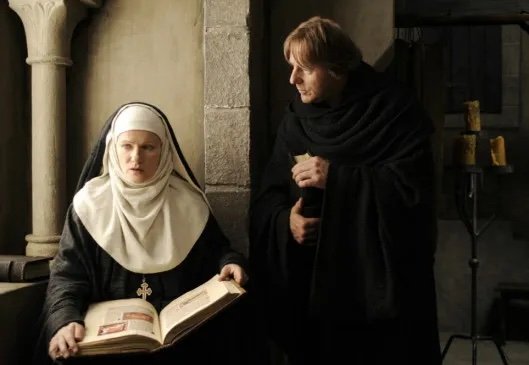 Hildegard (Barbara Sukowa) hat viele Fähigkeiten. Hildegard (Barbara Sukowa) hat viele Fähigkeiten.