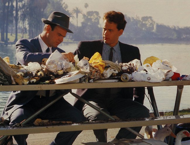 Detective Joe Friday (Dan Aykroyd) und sein neuer Kollege Pep Streebeck (Tom Hanks).