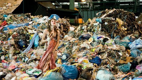 „Wegwerfmädchen“ landen auf der Müllkippe – tot. „Wegwerfmädchen“ landen auf der Müllkippe – tot.