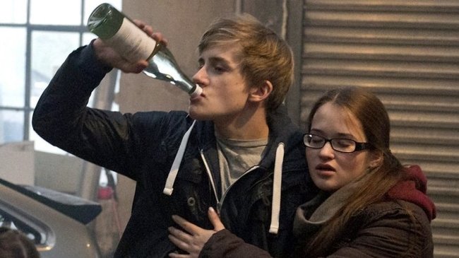 Lukas (Markus Quentin) greift immer öfter zur Flasche.