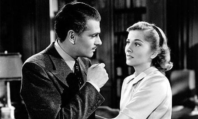 Die Ehe zwischen Maxim (Laurence Olivier) und seiner neuen Frau (Joan Fontaine) ist kompliziert. Die Ehe zwischen Maxim (Laurence Olivier) und seiner neuen Frau (Joan Fontaine) ist kompliziert.