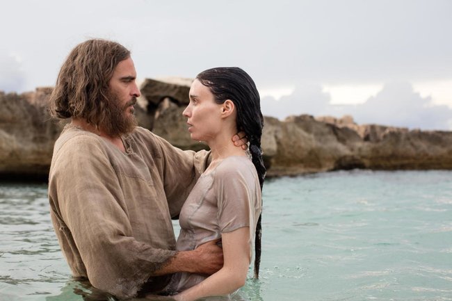 Maria Magdalena (Rooney Mara) wird von Jesus (Joaquin Phoenix) getauft.