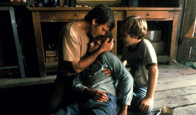 Meiks (Bill Paxton) muss seine Söhne trösten.
