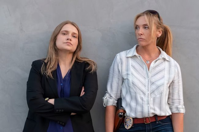 Merritt Wever und Toni Collette in „Unbelievable“. Merritt Wever und Toni Collette in „Unbelievable“.