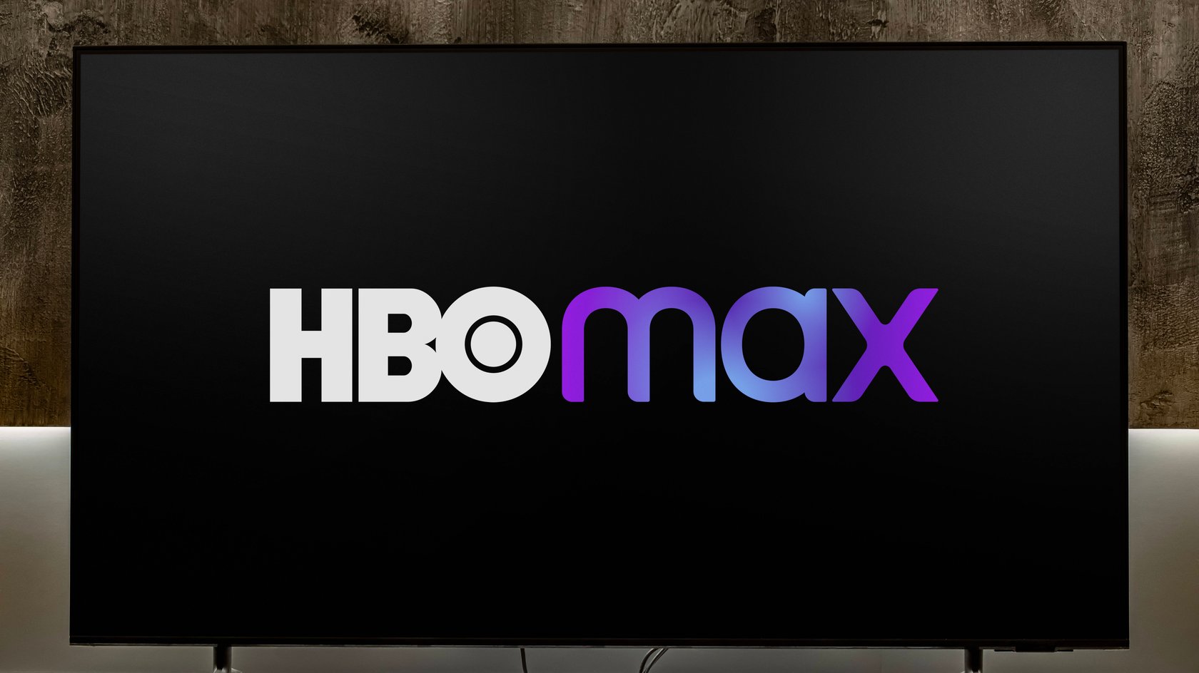 Das Logo von HBO Max auf einem Flatscreen Das Logo von HBO Max auf einem Flatscreen