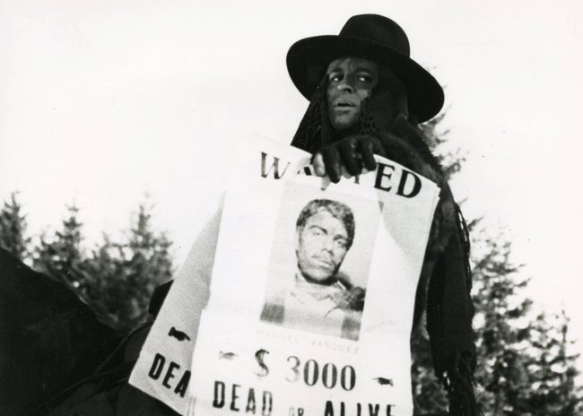 Loco (Klaus Kinski) bei der Arbeit. Loco (Klaus Kinski) bei der Arbeit.
