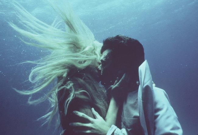 Allen Bauer (Tom Hanks) liebt eine Meerjungfrau.