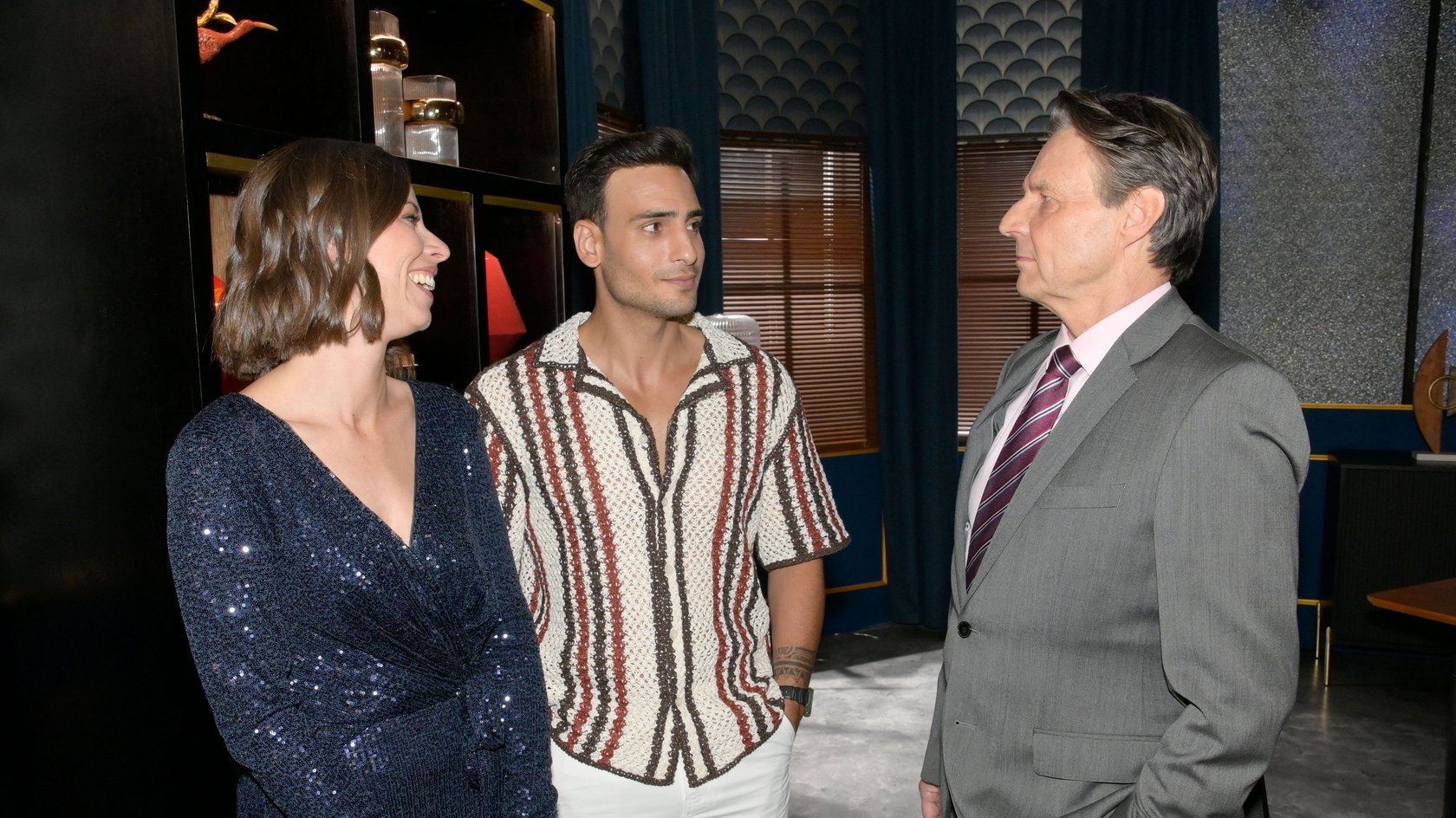 GZSZ: Nihat (Timur Ülker, M.) scheint für Matilda (Anna-Katharina Fecher) nur eine unverbindliche Affäre zu sein. Rechts Jo Gerner (Wolfgang Bahro) GZSZ: Nihat (Timur Ülker, M.) scheint für Matilda (Anna-Katharina Fecher) nur eine unverbindliche Affäre zu sein. Rechts Jo Gerner (Wolfgang Bahro)