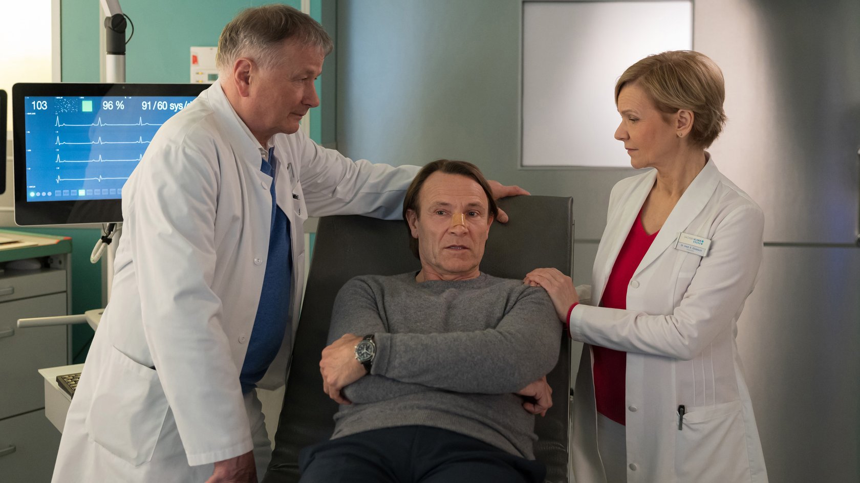 Dr. Kathrin Globisch (Andrea Kathrin Loewig, re.) und ihr Mann Dr. Roland Heilmann (Thomas Rühmann, li.) sind für ihren Freund Dr. Martin Stein (Bernhard Bettermann, mi.) da. Dieser kämpft seit Monaten mit Gewichtszunahme, schlechter Stimmung und Müdigkeit. Martin steckt mitten in einer Alterskrise. Dr. Kathrin Globisch (Andrea Kathrin Loewig, re.) und ihr Mann Dr. Roland Heilmann (Thomas Rühmann, li.) sind für ihren Freund Dr. Martin Stein (Bernhard Bettermann, mi.) da. Dieser kämpft seit Monaten mit Gewichtszunahme, schlechter Stimmung und Müdigkeit. Martin steckt mitten in einer Alterskrise.