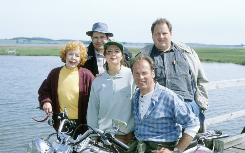 Bildnummer: 56774211 Datum: 01.06.1993 Copyright: imago/teutopress
Ein Bayer auf Rügen (SAT.1) 03/93 te v.li.: G. Trowe, G. Baltus, S. Thomalla, W. Fierek, O. Fischer TV-Produktion Fernsehen Serie Schauspiel quer Szene draußen Gisela Trowe, Gerd Baltus, Simone Thomalla, Wolfgang Fierek, Ottfried Fischer People Shooting x0x xsk 1993 quer
56774211 Date 01 06 1993 Copyright Imago teutopress a Bayer on Complaints SAT 1 03 93 Te V left G Trowe G Baltus S Thomalla w Fierek O Fischer TV Production Television Series Acting horizontal Scene outside Gisela Trowe Gerd Baltus Simone Thomalla Wolfgang Fierek Ottfried Fischer Celebrities Shooting x0x xSK 1993 horizontal Bildnummer: 56774211 Datum: 01.06.1993 Copyright: imago/teutopress
Ein Bayer auf Rügen (SAT.1) 03/93 te v.li.: G. Trowe, G. Baltus, S. Thomalla, W. Fierek, O. Fischer TV-Produktion Fernsehen Serie Schauspiel quer Szene draußen Gisela Trowe, Gerd Baltus, Simone Thomalla, Wolfgang Fierek, Ottfried Fischer People Shooting x0x xsk 1993 quer
56774211 Date 01 06 1993 Copyright Imago teutopress a Bayer on Complaints SAT 1 03 93 Te V left G Trowe G Baltus S Thomalla w Fierek O Fischer TV Production Television Series Acting horizontal Scene outside Gisela Trowe Gerd Baltus Simone Thomalla Wolfgang Fierek Ottfried Fischer Celebrities Shooting x0x xSK 1993 horizontal