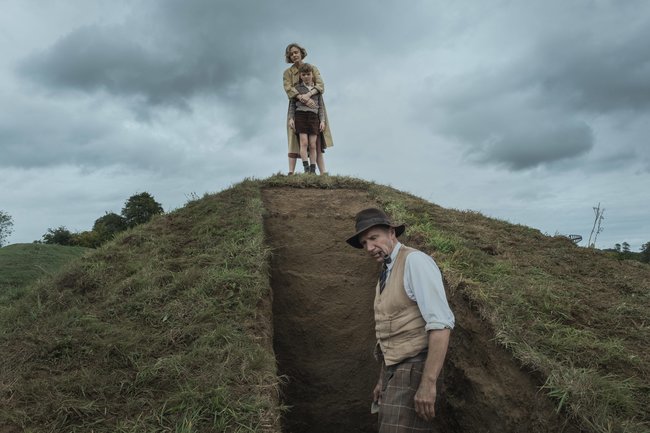 Basil Brown (Ralph Fiennes) zeigt Edith (Carey Mulligan) und ihrem Sohn die Ausgrabung.