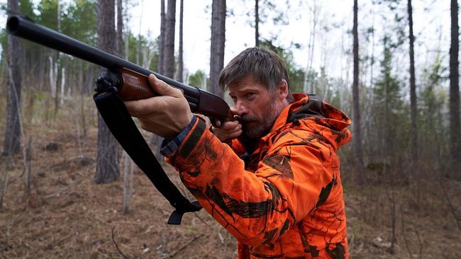 Rayburn (Nikolaj Coster-Waldau) geht auf die Jagd. Rayburn (Nikolaj Coster-Waldau) geht auf die Jagd.