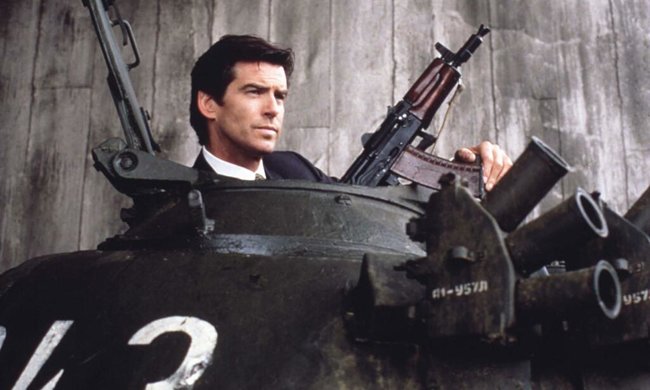 James Bond (Pierce Brosnan) bewaffnet sich.