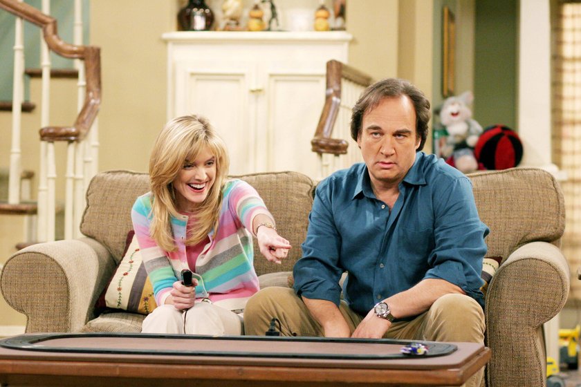 ACCORDING TO JIM, Courtney Thorne-Smith, Jim Belushi, Jim s Best Friend , Season 5, aired March 21, 2006, 2001-09, photo: Michael Ansell / Touchstone Television / courtesy Everett Collection Touchstone Television/Courtesy Everett Collection ACHTUNG AUFNAHMEDATUM GESCHÄTZT PUBLICATIONxINxGERxSUIxAUTxONLY Copyright: xTouchstonexTelevision/CourtesyxEverettxCollectionx TCDACTO EC050 ACCORDING TO JIM, Courtney Thorne-Smith, Jim Belushi, Jim s Best Friend , Season 5, aired March 21, 2006, 2001-09, photo: Michael Ansell / Touchstone Television / courtesy Everett Collection Touchstone Television/Courtesy Everett Collection ACHTUNG AUFNAHMEDATUM GESCHÄTZT PUBLICATIONxINxGERxSUIxAUTxONLY Copyright: xTouchstonexTelevision/CourtesyxEverettxCollectionx TCDACTO EC050