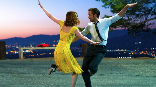 Mia (Emma Stone) und Sebastian (Ryan Gosling) tanzen in den Sonnenuntergang. Mia (Emma Stone) und Sebastian (Ryan Gosling) tanzen in den Sonnenuntergang.