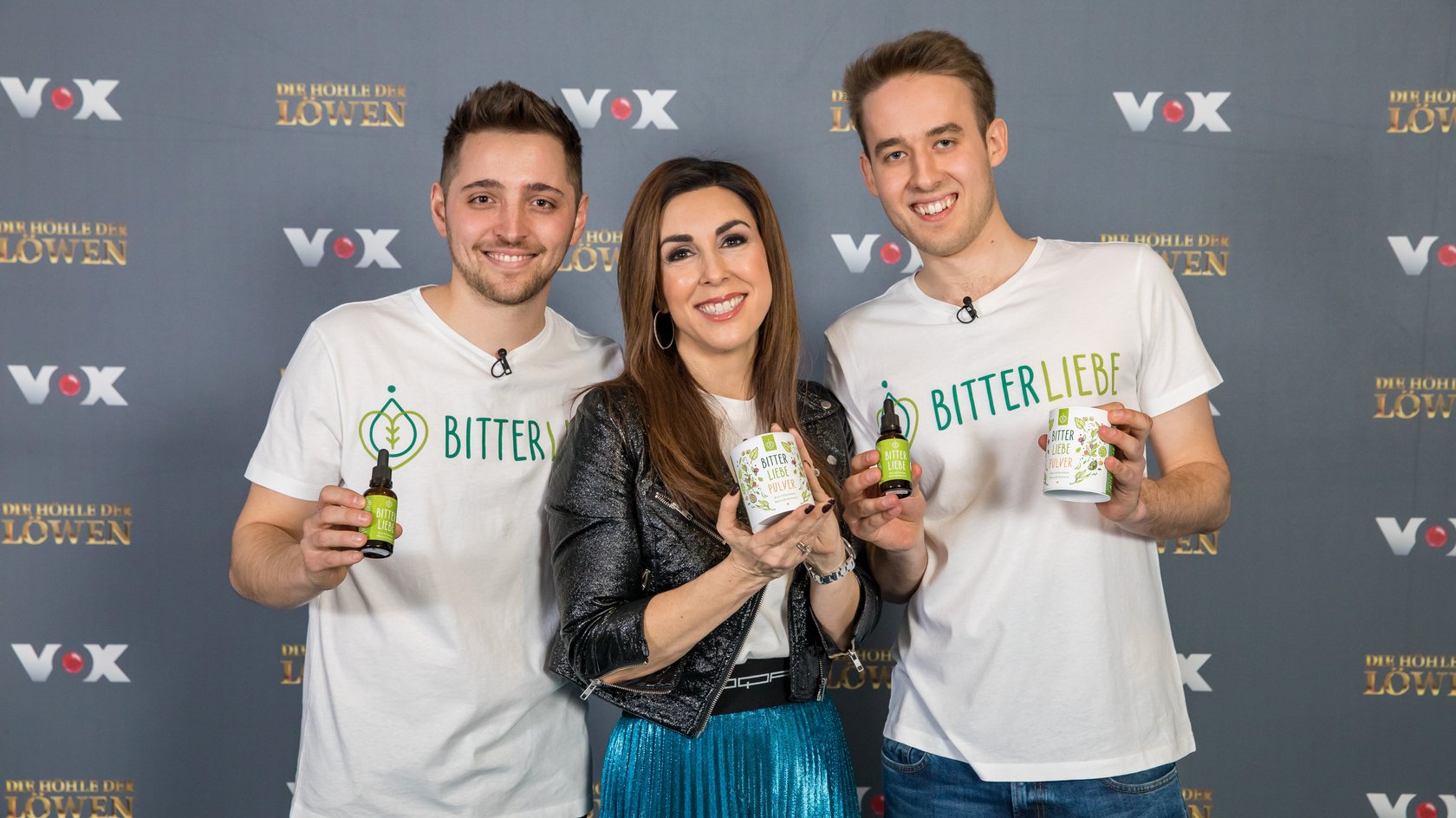 Jan Stratmann (r.) und Andre Sierek haben einen Deal mit Judith Williams. Sie investiert 200.00 Euro für 20 Prozent der Anteile an "Bitterliebe". Jan Stratmann (r.) und Andre Sierek haben einen Deal mit Judith Williams. Sie investiert 200.00 Euro für 20 Prozent der Anteile an "Bitterliebe".