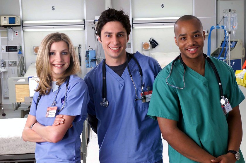 Sarah Chalke, Zach Braff, Donald Faison in "Scrubs" -- NBC Photo: Chris Haston SCRUBS US TV SERIES 2001 - Series 1 L-R SARAH CHALKE as Dr. Elliot Reid, ZACH BRAFF as Dr. John J.D. Dorian, DONALD FAISON as Dr. Chris Turk PUBLICATIONxINxGERxSUIxAUTxONLY Mandatory credit line: Image courtesy TOUCHSTONE TV / Ronald Grant Archive / Mary Evans Sarah Chalke, Zach Braff, Donald Faison in "Scrubs" -- NBC Photo: Chris Haston SCRUBS US TV SERIES 2001 - Series 1 L-R SARAH CHALKE as Dr. Elliot Reid, ZACH BRAFF as Dr. John J.D. Dorian, DONALD FAISON as Dr. Chris Turk PUBLICATIONxINxGERxSUIxAUTxONLY Mandatory credit line: Image courtesy TOUCHSTONE TV / Ronald Grant Archive / Mary Evans