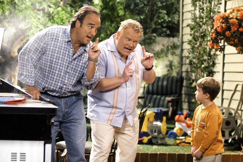 ACCORDING TO JIM, Jim Belushi, Larry Joe Campbell, Conner Rayburn, The Grill , Season 4, epis. 403, 2001-09, photo: Scott Garfield / Touchstone Television / Courtesy: Everett Collection Touchstone Television/Courtesy Everett Collection ACHTUNG AUFNAHMEDATUM GESCHÄTZT PUBLICATIONxINxGERxSUIxAUTxONLY Copyright: xTouchstonexTelevision/CourtesyxEverettxCollectionx TCDACTO EC007 ACCORDING TO JIM, Jim Belushi, Larry Joe Campbell, Conner Rayburn, The Grill , Season 4, epis. 403, 2001-09, photo: Scott Garfield / Touchstone Television / Courtesy: Everett Collection Touchstone Television/Courtesy Everett Collection ACHTUNG AUFNAHMEDATUM GESCHÄTZT PUBLICATIONxINxGERxSUIxAUTxONLY Copyright: xTouchstonexTelevision/CourtesyxEverettxCollectionx TCDACTO EC007