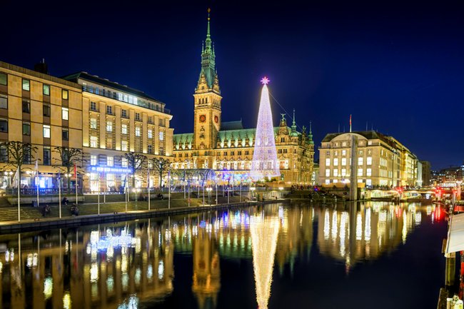 Das Hamburger Rathaus hat schon oft als Kulisse in deutschen Produktionen gedient. Das Hamburger Rathaus hat schon oft als Kulisse in deutschen Produktionen gedient.