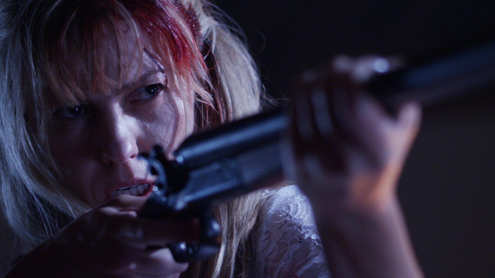 Nina (Oksana Orlan) muss zur Waffe greifen. Nina (Oksana Orlan) muss zur Waffe greifen.