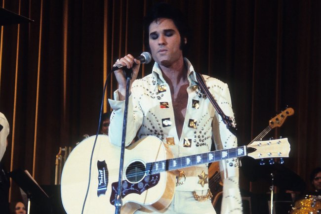 Kurt Russell als Elvis Presley.