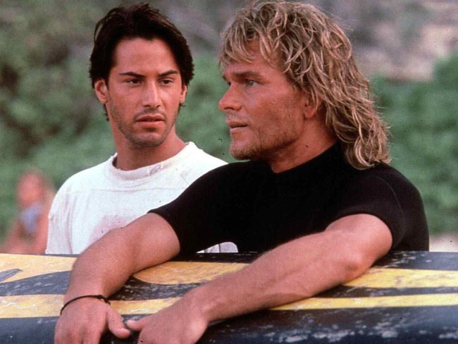 Johnny Utah (Keanu Reeves) ermittelt verdeckt gegen Bodhi (Patrick Swayze). Johnny Utah (Keanu Reeves) ermittelt verdeckt gegen Bodhi (Patrick Swayze).