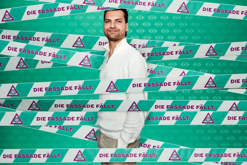 Jimi Blue Ochsenknecht im Halbprofil in die Kamera lächelnd Jimi Blue Ochsenknecht im Halbprofil in die Kamera lächelnd