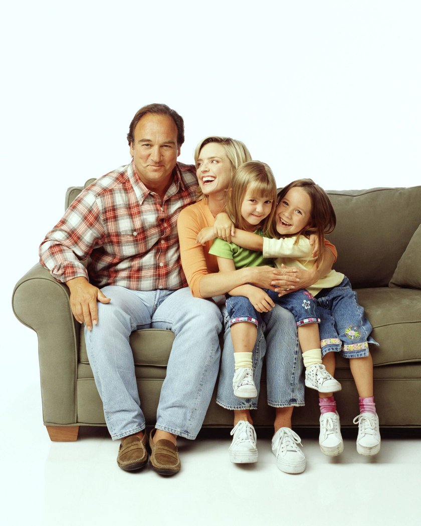 ACCORDING TO JIM, Jim Belushi, Courtney Thorne-Smith, Billi Bruno, Taylor Atelian, Season 1, 2001-09, photo: George Lange / Touchstone Television / Courtesy: Everett Collection Touchstone Television/Courtesy Everett Collection ACHTUNG AUFNAHMEDATUM GESCHÄTZT PUBLICATIONxINxGERxSUIxAUTxONLY Copyright: xTouchstonexTelevision/CourtesyxEverettxCollectionx TCDACTO EC026 ACCORDING TO JIM, Jim Belushi, Courtney Thorne-Smith, Billi Bruno, Taylor Atelian, Season 1, 2001-09, photo: George Lange / Touchstone Television / Courtesy: Everett Collection Touchstone Television/Courtesy Everett Collection ACHTUNG AUFNAHMEDATUM GESCHÄTZT PUBLICATIONxINxGERxSUIxAUTxONLY Copyright: xTouchstonexTelevision/CourtesyxEverettxCollectionx TCDACTO EC026