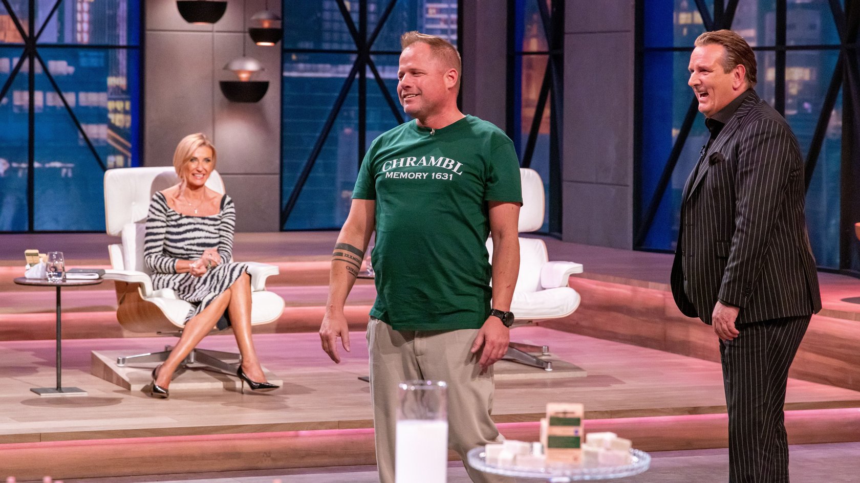 Alexander Kraml (M.) hat einen Deal mit Ralf Dümmel. Er investiert 125.000 Euro für 25 Prozent der Firmenanteile an Chrambl.
+++ Die Verwendung des sendungsbezogenen Materials ist nur mit dem Hinweis und Verlinkung auf RTL+ gestattet. +++ Alexander Kraml (M.) hat einen Deal mit Ralf Dümmel. Er investiert 125.000 Euro für 25 Prozent der Firmenanteile an Chrambl.
+++ Die Verwendung des sendungsbezogenen Materials ist nur mit dem Hinweis und Verlinkung auf RTL+ gestattet. +++