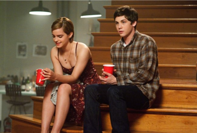 Mit Sam (Emma Watson) macht Charlie (Logan Lerman) seine ersten Highschool-Erfahrungen.