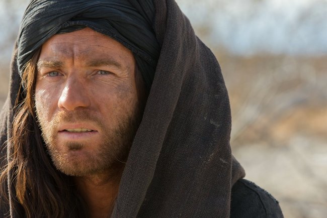 Jesus (Ewan McGregor) wandert durch die Wüste von Sinai.