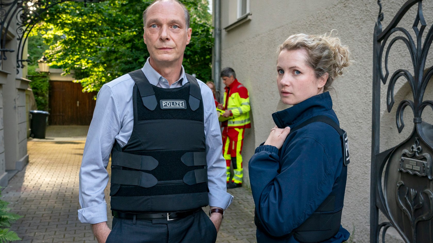 ARD/MDR TATORT: SIEBENSCHLÄFER, am Sonntag (12.10.25) um 20:15 Uhr im ERSTEN.
Im Foto (v.l.n.r.): Peter Schnabel (Martin Brambach), Leonie Winkler (Cornelia Gröschel) vor der Praxis von Dr. Michael Brückner.
© MDR/MadeFor Film/Steffen Junghans, honorarfrei - Verwendung gemäß der AGB im engen inhaltlichen, redaktionellen Zusammenhang mit genannter MDR-Sendung bei Nennung "Bild: MDR/MadeFor Film/Steffen Junghans" (S2+). MDR/HA Kommunikation, 04360 Leipzig, Tel: (0341) 300 6477 oder - 6463 ARD/MDR TATORT: SIEBENSCHLÄFER, am Sonntag (12.10.25) um 20:15 Uhr im ERSTEN.
Im Foto (v.l.n.r.): Peter Schnabel (Martin Brambach), Leonie Winkler (Cornelia Gröschel) vor der Praxis von Dr. Michael Brückner.
© MDR/MadeFor Film/Steffen Junghans, honorarfrei - Verwendung gemäß der AGB im engen inhaltlichen, redaktionellen Zusammenhang mit genannter MDR-Sendung bei Nennung "Bild: MDR/MadeFor Film/Steffen Junghans" (S2+). MDR/HA Kommunikation, 04360 Leipzig, Tel: (0341) 300 6477 oder - 6463