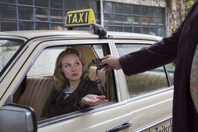 Alex (Rosalie Thomass) ist auch als Taxifahrerin nicht wirklich glücklich.
