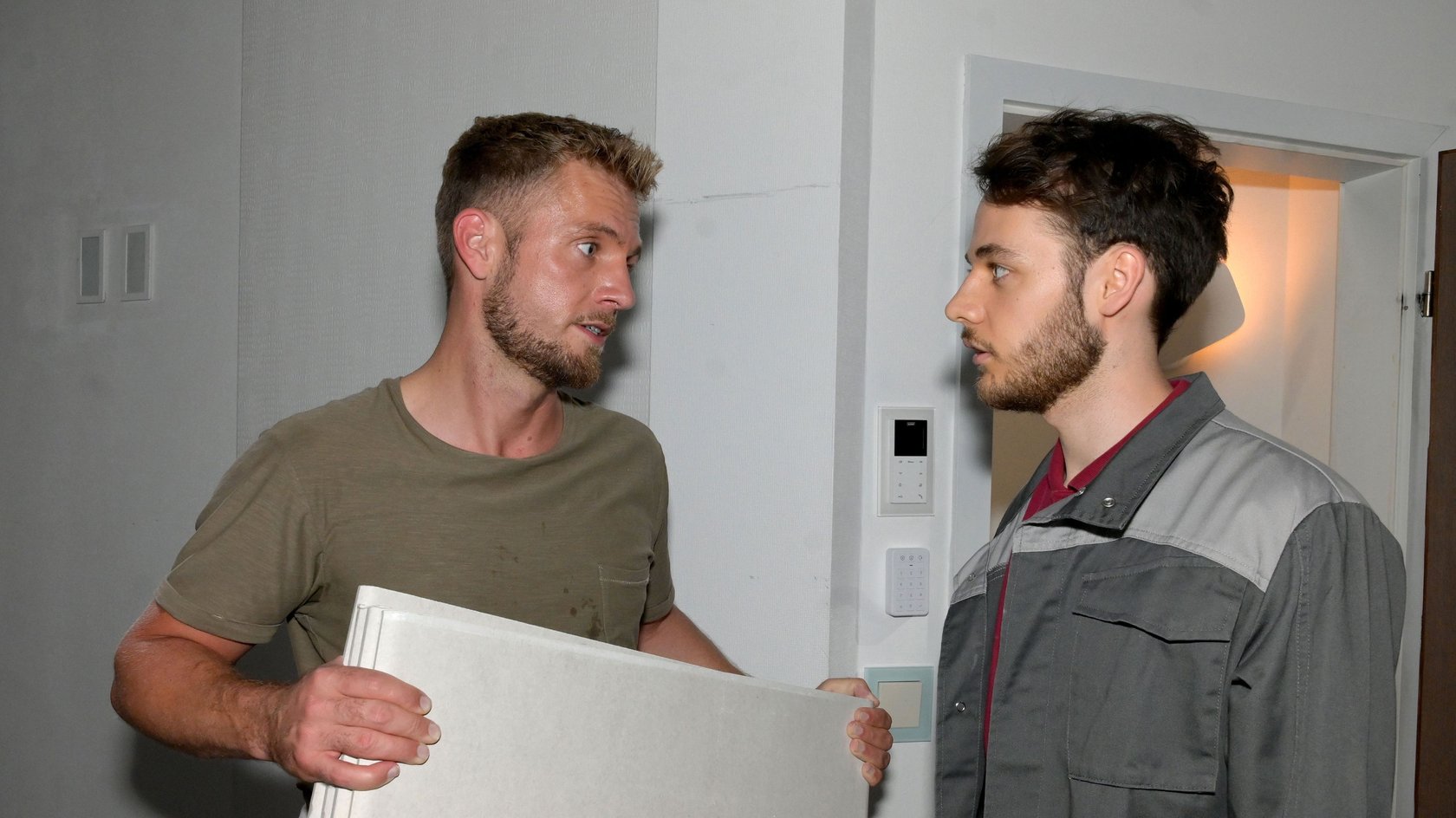 GZSZ: Paul (Niklas Osterloh, l.) fragt Robin (Fabian Hanis), ob er etwas über den Verbleib des Geldes ihrer letzten Kundin etwas weiß. GZSZ: Paul (Niklas Osterloh, l.) fragt Robin (Fabian Hanis), ob er etwas über den Verbleib des Geldes ihrer letzten Kundin etwas weiß.