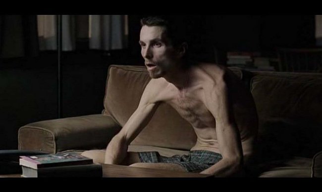 Trevor Reznik (Christian Bale) betreibt Raubbau an seinem Körper.