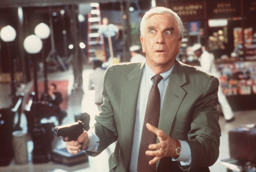 Leslie Nielsen als Frank Drebin in „Die Nackte Kanone 33⅓“. Leslie Nielsen als Frank Drebin in „Die Nackte Kanone 33⅓“.