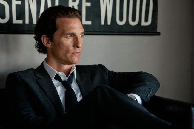 Mick (Matthew McConaughey) blickt skeptisch auf seinen Fall.