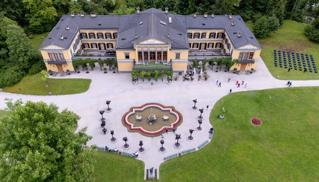 Die Kaiservilla in Bad Ischl diente für Außenaufnahmen. Die Kaiservilla in Bad Ischl diente für Außenaufnahmen.