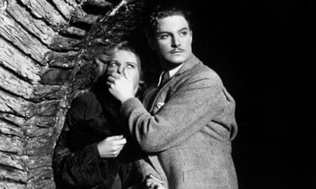 Richard (Robert Donat) versucht dem Spionage-Netzwerk „39 Stufen“ zu entkommen. Richard (Robert Donat) versucht dem Spionage-Netzwerk „39 Stufen“ zu entkommen.