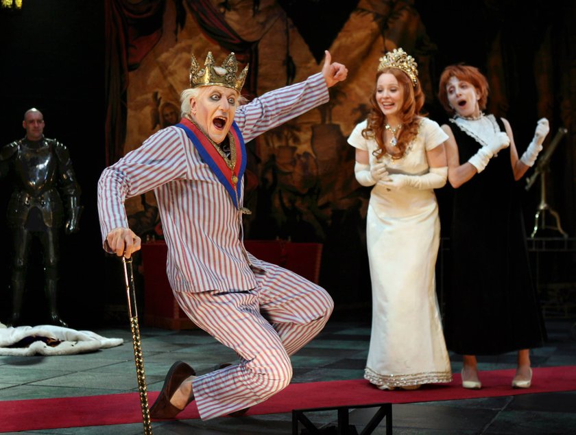 TONYS Geoffrey Rush, Lauren Ambrose, center, and Andrea Martin star in Eugene Ionesco s absurdist comedy, Exit the King, at Ethel Barrymore Theatre in New York, February 20, 2009. Ari Mintz/Newsday/MCT NEW YORK NY USA EDITORIAL USE ONLY Copyright: xx 1072997 ArixMintzx krtphotoslive357418 TONYS Geoffrey Rush, Lauren Ambrose, center, and Andrea Martin star in Eugene Ionesco s absurdist comedy, Exit the King, at Ethel Barrymore Theatre in New York, February 20, 2009. Ari Mintz/Newsday/MCT NEW YORK NY USA EDITORIAL USE ONLY Copyright: xx 1072997 ArixMintzx krtphotoslive357418