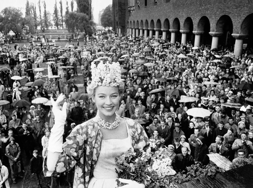 STOCKHOLM 1960-05-30. Expressens och Stockholms Mälardrottning 1960, Ulla Strömstedt, hyllades entusiastiskt av sina undersatar sedan hon fatt kronan pa hjässan. Vi behöver väl knappast tala om att hon var lycklig. Stockholm Sverige ACE x192x *** STOCKHOLM 1960 05 30 The queen of the Express and Stockholm Mälard in 1960, Ulla Strömstedt, was enthusiastically praised by her understudies after she got the crown on her head We hardly need to say that she was happy Stockholm Sweden ACE x192x PUBLICATIONxNOTxINxDENxNORxSWExFIN Copyright: xExpressen/TTx STOCKHOLMS MÄLARDROTTNING STOCKHOLM 1960-05-30. Expressens och Stockholms Mälardrottning 1960, Ulla Strömstedt, hyllades entusiastiskt av sina undersatar sedan hon fatt kronan pa hjässan. Vi behöver väl knappast tala om att hon var lycklig. Stockholm Sverige ACE x192x *** STOCKHOLM 1960 05 30 The queen of the Express and Stockholm Mälard in 1960, Ulla Strömstedt, was enthusiastically praised by her understudies after she got the crown on her head We hardly need to say that she was happy Stockholm Sweden ACE x192x PUBLICATIONxNOTxINxDENxNORxSWExFIN Copyright: xExpressen/TTx STOCKHOLMS MÄLARDROTTNING