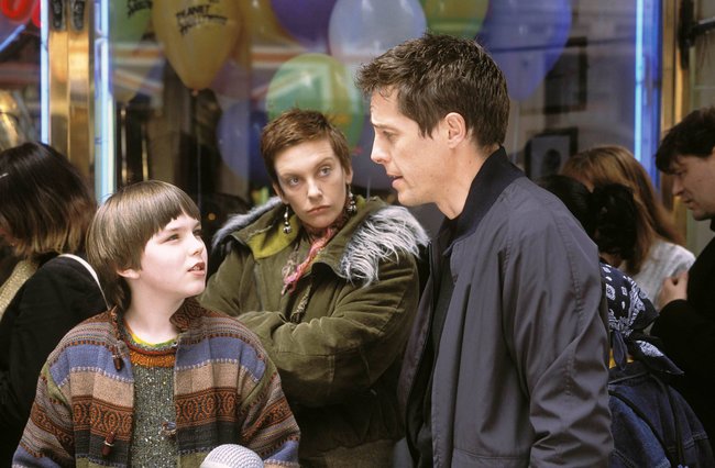 Nicholas Hoult, Toni Collette und Hugh Grant in „About a Boy“. Nicholas Hoult, Toni Collette und Hugh Grant in „About a Boy“.