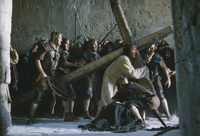 Jesus (James Caviezel) auf dem Weg zur Kreuzigung.