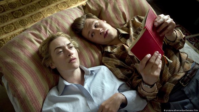 Bücher prägen die Beziehung von Hanna (Kate Winslet) und Michael (David Kross).